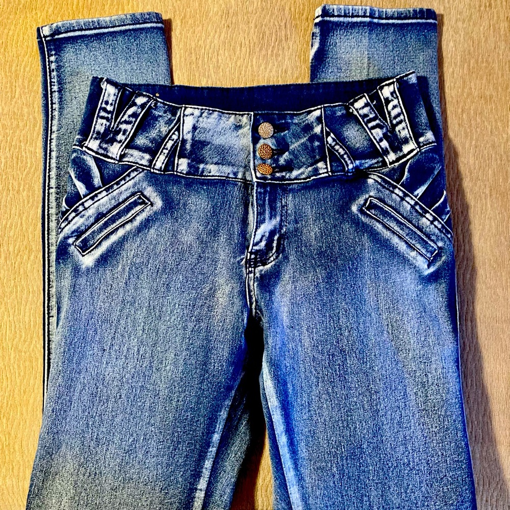 SKINNY LEG STRETCHY HIGH WASTE JEANS.